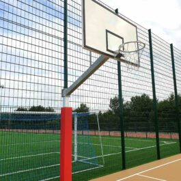 But de basket-ball déport 120 cm et 160 cm - hauteur de cercle 305 cm. Sur platine - thermolaqué.