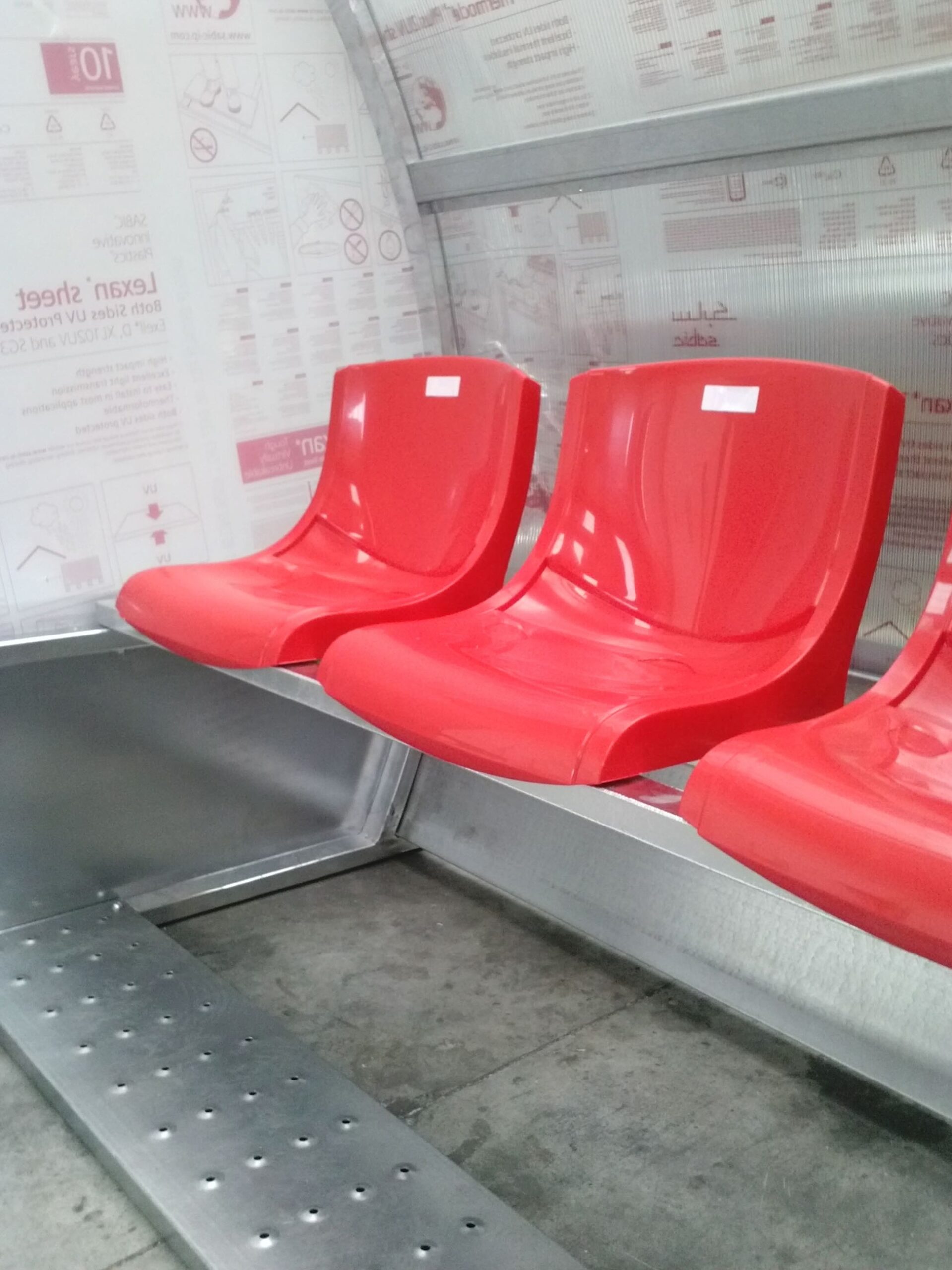 Abri de touche Club « Heavy metal » Arrière en tôle acier - Longueur 4,00 ml - 8 places