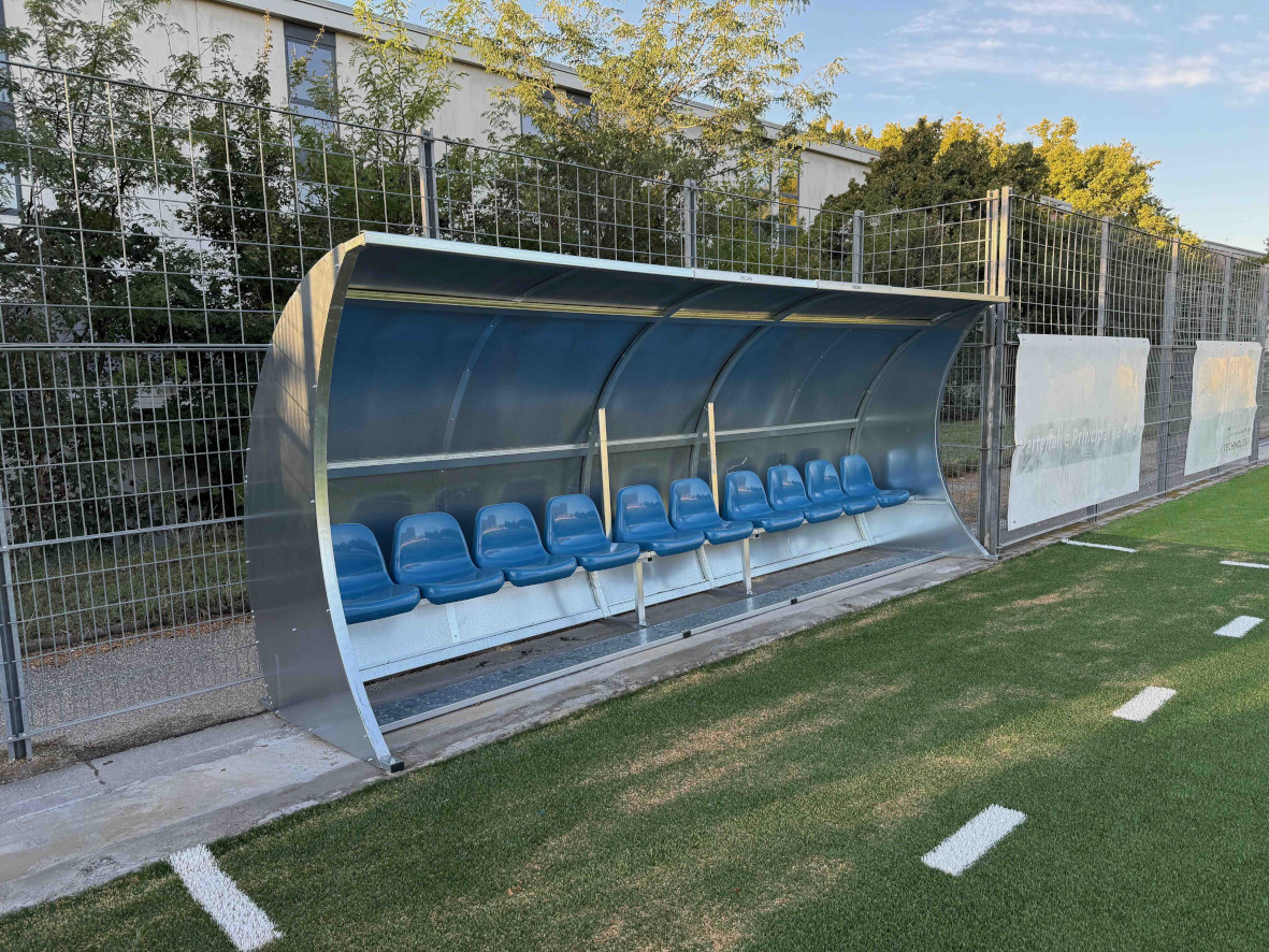 Abri de touche Club « Heavy metal » Arrière en tôle acier - Longueur 3,00 ml - 6 places