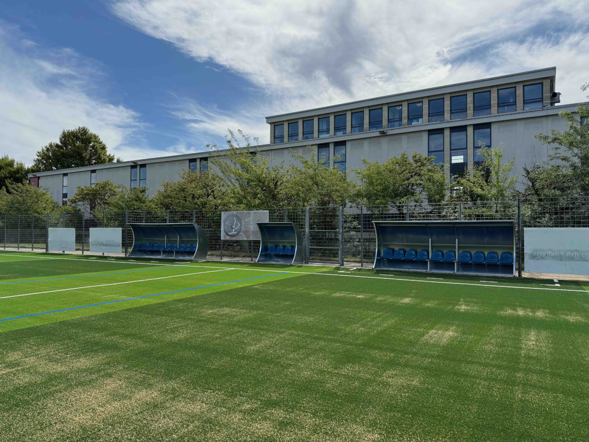 Abri de touche Club « Heavy metal » Arrière en tôle acier - Longueur 6,00 ml - 12 places